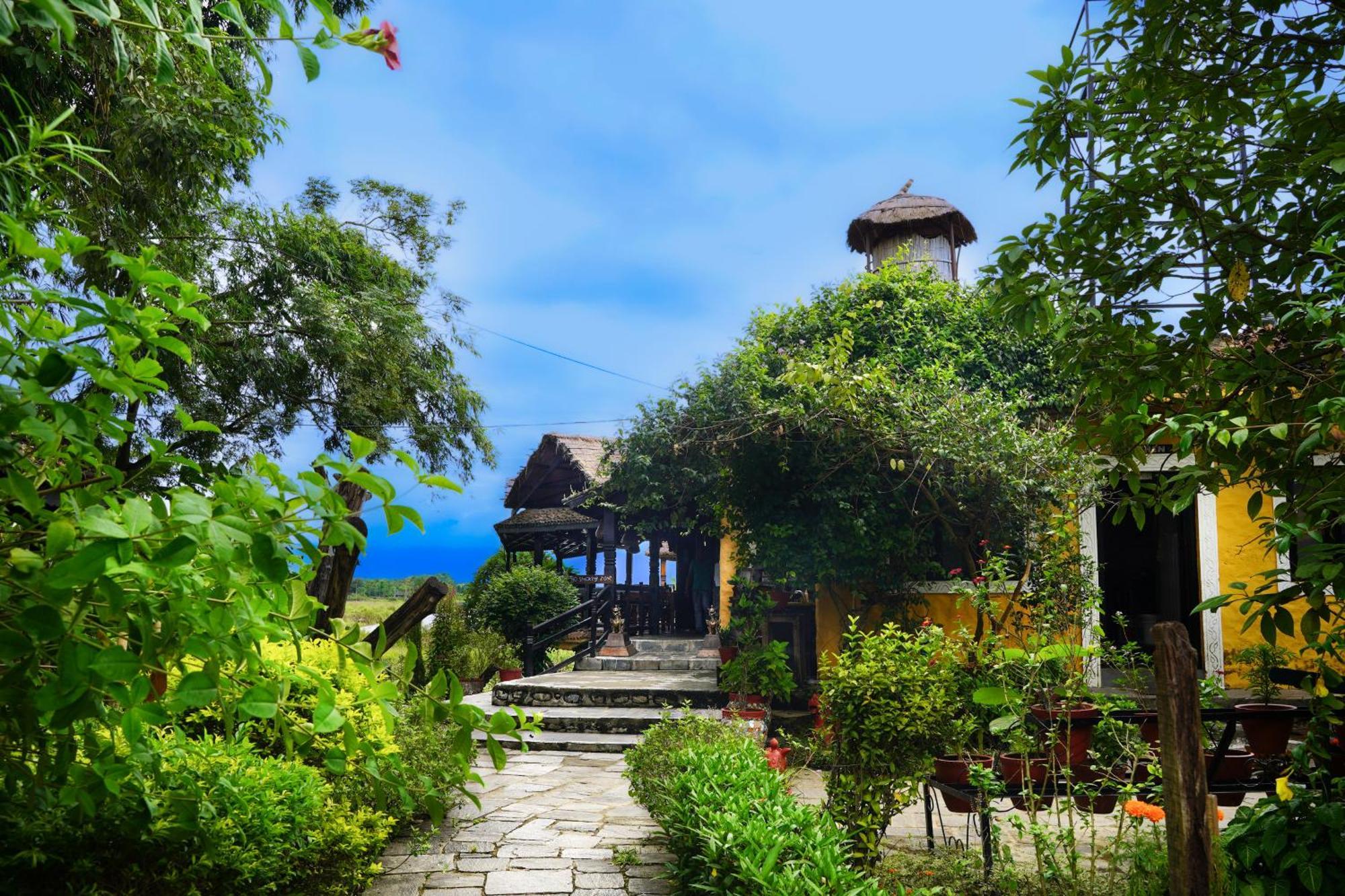 Sapana Village Lodge Саураха Экстерьер фото